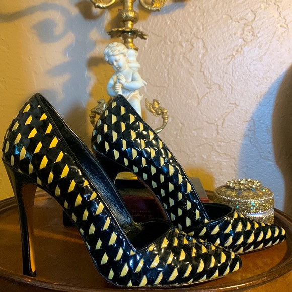 Alice + Olivia Black & Cream Heels.  Sz 36 - Picture 3 of 6